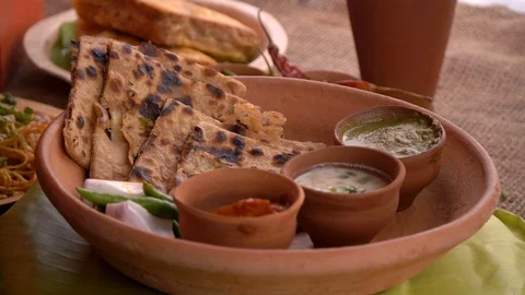 Methi paratha dish served in a clay plate. Vídeos de archivo 111412295
