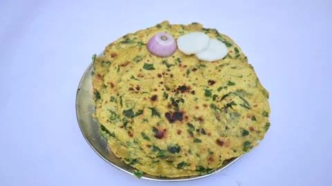 Methi paratha or fenugreek flatbread. Vídeo Stock 259550109