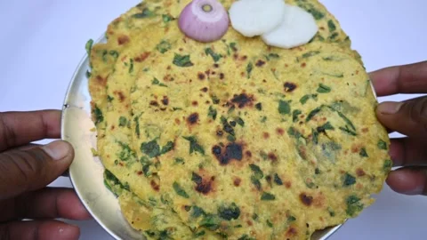 Methi paratha or fenugreek flatbread. Vídeo Stock 259550170