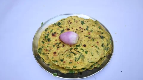 Methi paratha or fenugreek flatbread. Vídeo Stock 259550219