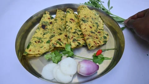 Methi paratha or fenugreek flatbread. Vídeo Stock 259552301