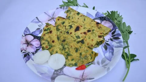 Methi paratha or fenugreek flatbread. Vídeo Stock 259554597