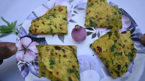 Methi paratha or fenugreek flatbread. Vídeo Stock 259554717
