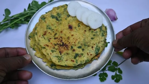 Methi paratha or fenugreek flatbread. Vídeo Stock 259555355