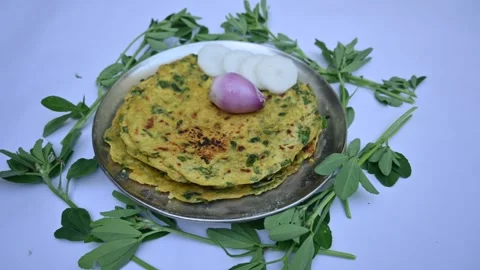 Methi paratha or fenugreek flatbread. Vídeo Stock 259555670