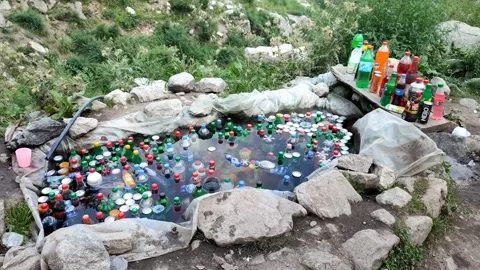 Method of keeping soft drinks cold naturally in northern areas 動画素材 205047009