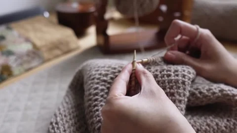 The methodical motion of hands knitting a woolen garment Video stock 315084820