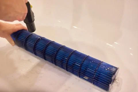 Methods for Effectively Cleaning Pool Filter Cartridges Inside a Bathtub with Foto stock