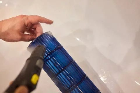 Methods for Effectively Cleaning Pool Filter Cartridges Inside a Bathtub with Foto stock