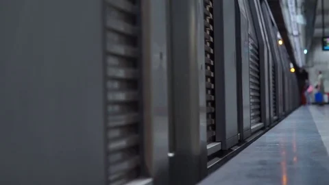 Metro ariving in station slow mo Видео 83535093