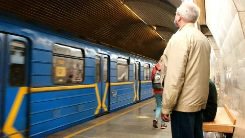 Metro arrives at the Station in Kiev Vidéo 155337331