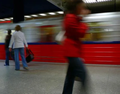 Metro arriving at station Fotos de archivo
