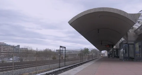 Metro Car Public Transit Pulls into Station in Washington DC 動画素材 106208291