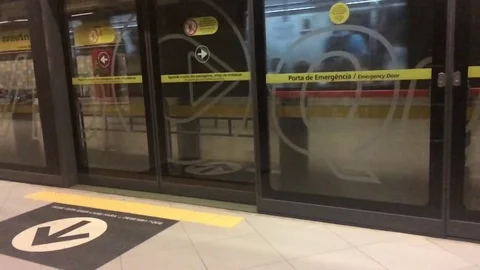 Metrô Chegando na Plataforma Stock Footage 84559720