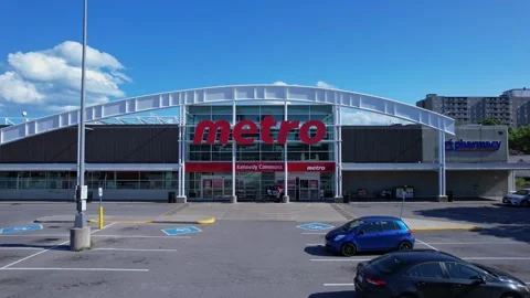 Metro grocery store workers at strike, demanding a fair deal from the compa.. Stockbeeldmateriaal 247100329