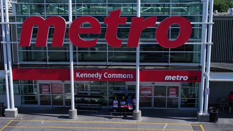 Metro grocery store workers at strike for agreement of significant wage inc.. Video stock 247100381