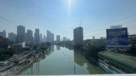 Metro Manila Skyline from Train 4K 60fps Vídeo Stock 338400974