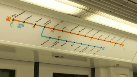 Metro map itinerary with next station indicator above entrance doors. Barcelona, Vídeo Stock 167052581