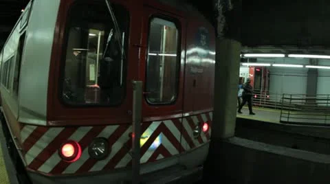 Metro North Train in Station Vídeos de archivo 12518643