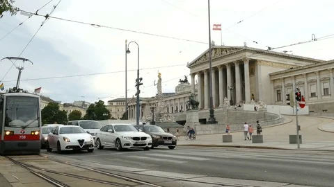 Metro passing by in front of Parlament building Vienna Vidéo 78041162