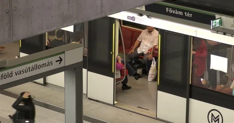 Metro station in Budapest Vídeo Stock 119123125