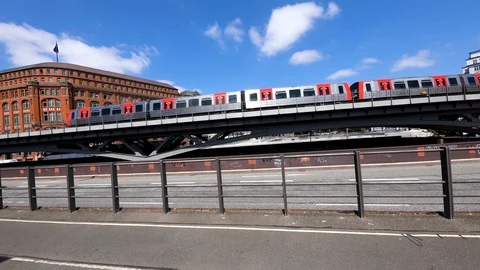 Metro subway elevated train, electric public transportation in Hamburg. Vídeo Stock 113725898