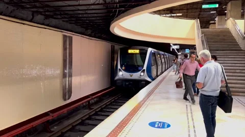 Metro train arrives at subway underground station. Video stock 280119221