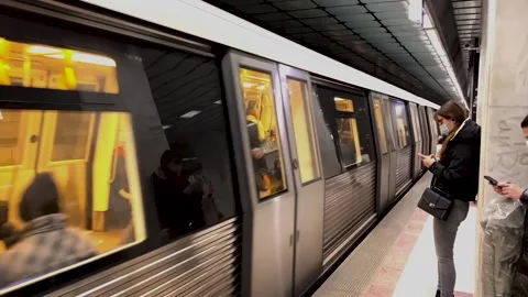 Metro train arrives at subway underground station. Stock-Footage 280119237