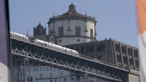 Metro train arriving at the station next to the Serra do Pilar monastery. Vidéo 327624846