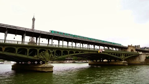 Metro train on bridge in Paris. Eiffel tower. 動画素材 125112850