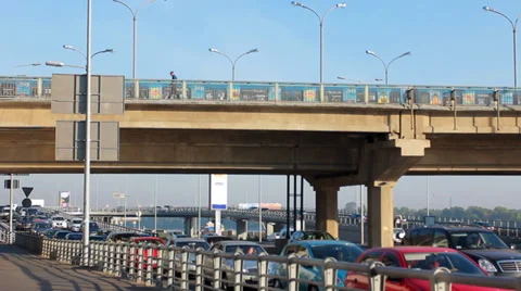 Metro Train On Bridge Ride Over Car Road Stockbeeldmateriaal 39144091