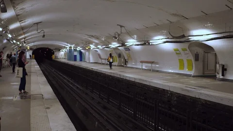 Metro train coming in to stop in station of Paris France 4k 스톡 동영상 95655098