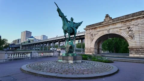 Metro Train Crossing Behind La France Renaissante Sculpture at Pont de 스톡 동영상 335191293