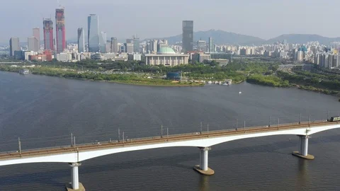 Metro train crossing Han river in front of Yeouido island, Seoul, South Korea Vídeo Stock 121182389