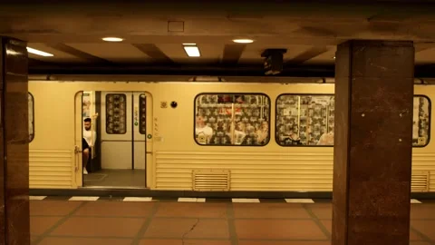 Metro Train Heading Towards Station Urban Space Architecture Day Time Vídeo Stock 144256184