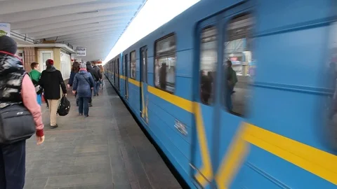 Metro train traffic 库存影片 73139948