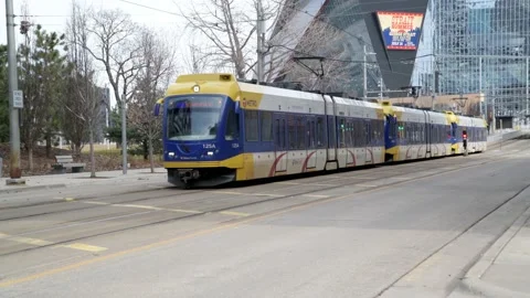 Metro transit commuter train passing through downtown Minneapolis.. Video stock 150598568