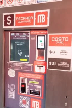 Metrobus ticket machine accepting coins Fotos de archivo