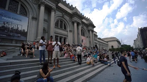 Metropolitan Museum of Art Crowd on Front Steps Vídeo Stock 124259976
