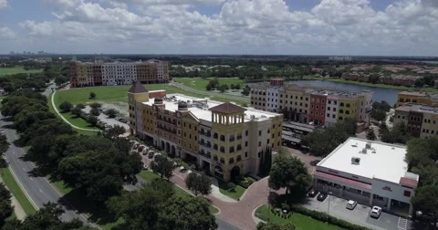 MetroWest Office Buildings beside Golf Greens and Urban Lakes Vídeos de archivo 64808657