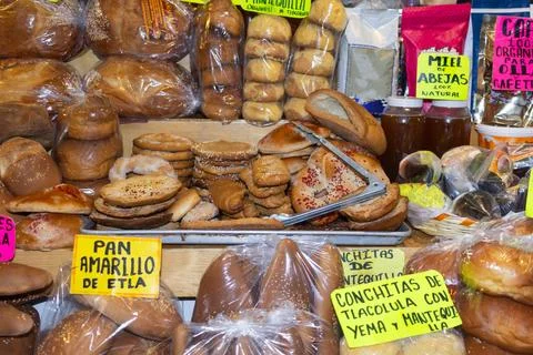Mexican bakery with various types of bread and signs with their names Fotos Stock