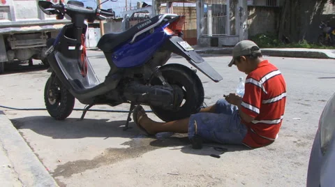 Mexican boy fixing a tire 库存影片 1067843