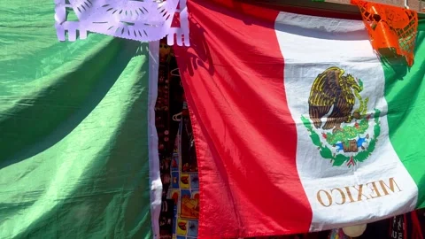 Mexican Flags at Olvera Street in Los Angeles with its colorful Mexican shops - Vídeo Stock 256111371