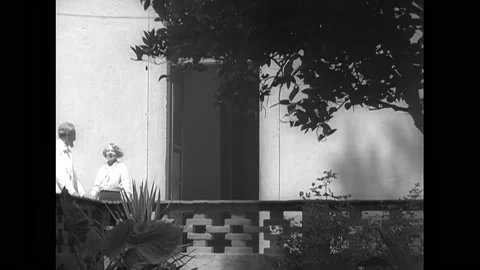 MEXICO CITY - 1937 - Leon Trotsky meets with guests on his veranda in Mexico Stockbeeldmateriaal 323084291