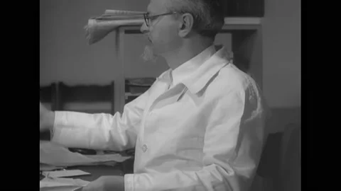 MEXICO CITY - 1937 - Leon Trotsky reads and writes as his desk in Mexico City, Stockbeeldmateriaal 323084324