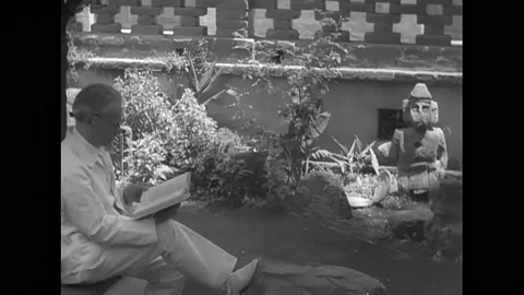 MEXICO CITY - 1937 - Leon Trotsky sits and reads in a garden in Mexico City, Stockbeeldmateriaal 323084960