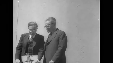 MEXICO CITY - 1937 - Leon Trotsky meets with guests on his veranda, and speaks Stockbeeldmateriaal 323085546