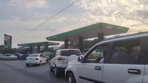 Mexico: Drivers Form Long Lines at Puerto Vallarta Gas Stations After Car... Vídeo Stock 329598468