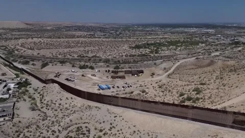 Mexico: DRONE - Border wall construction advances near Mount Cristo Rey a... Vídeo Stock 344391972