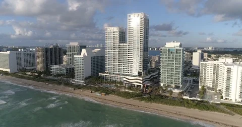 Miami Beach Architecture - Ocean Front Buildings - Sunrise - 4K 60fps Vídeos de archivo 124768174